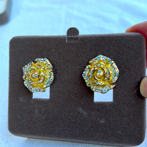 Nolan Miller Gold Floral clip earrings NIB - Picture 2 of 4